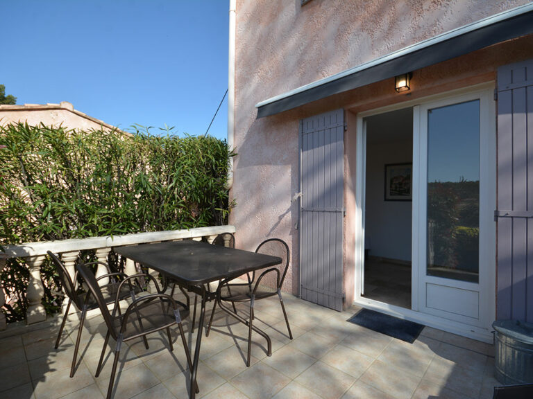 Chez Monique & Sa Fille à Bédoin - Chambre Twin Bleue avec kitchenette