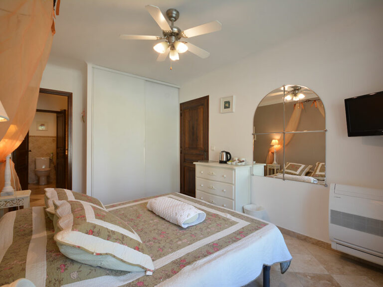 Chez Monique & Sa Fille à Bédoin - Chambre Saumon