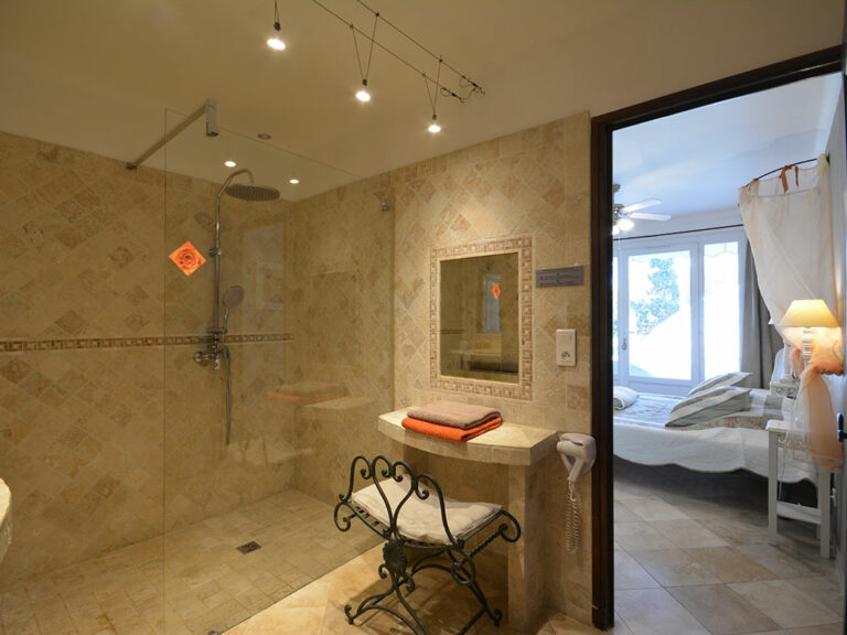 Chez Monique & Sa Fille à Bédoin - Chambre Saumon